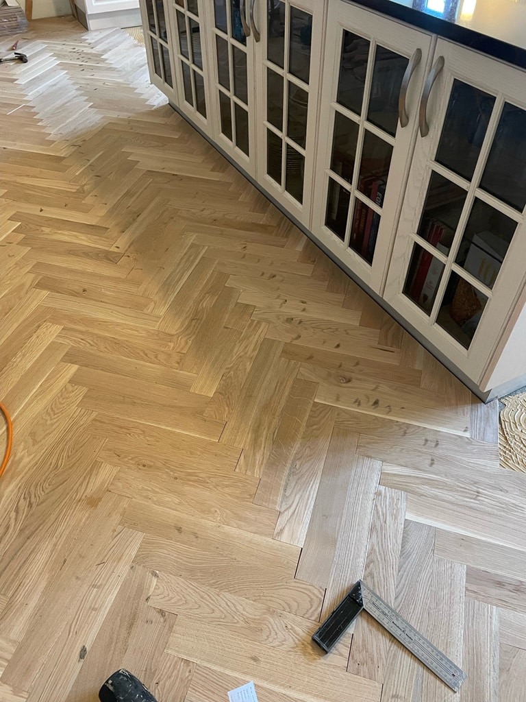 Sildebensparketgulv i et nyt køkken